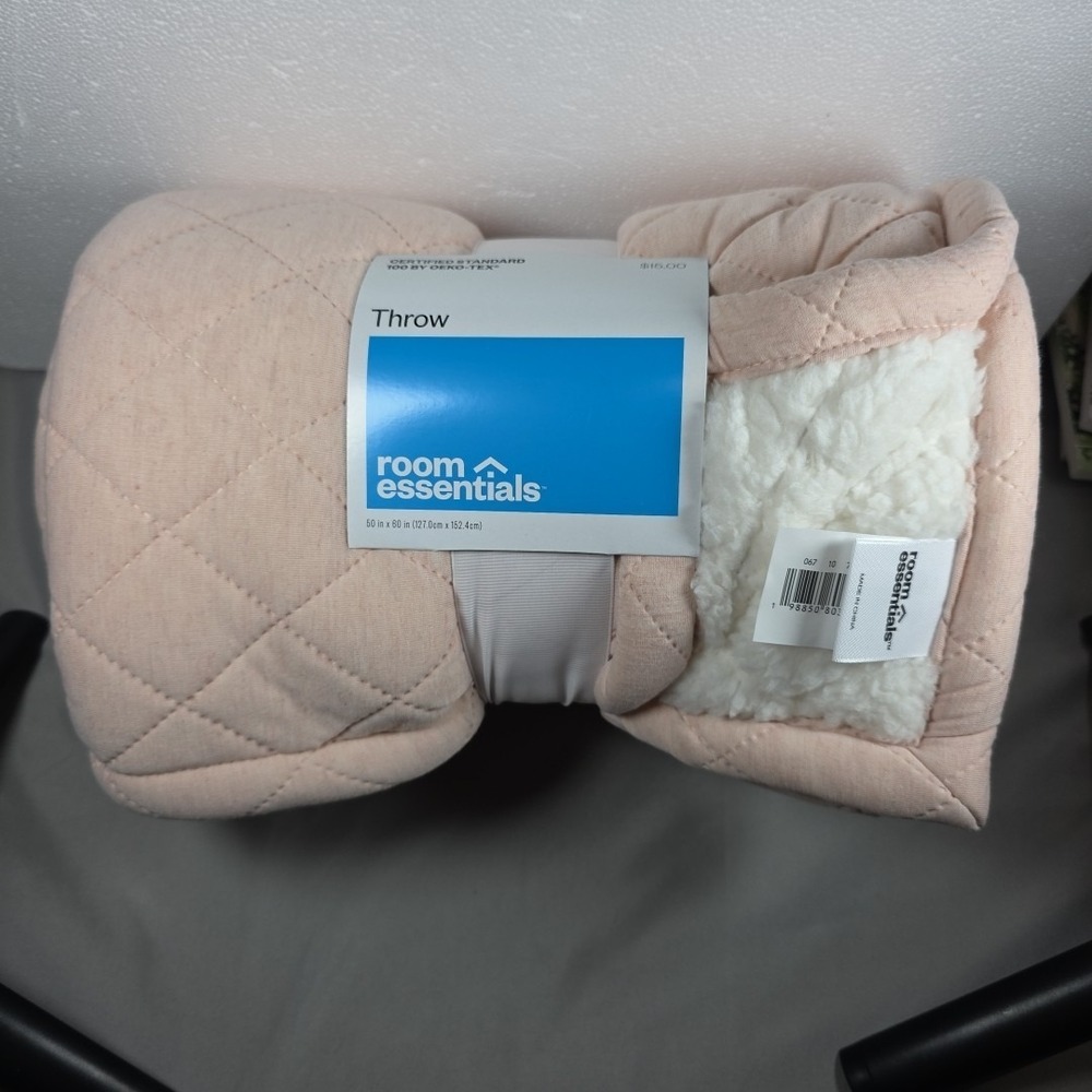 Room Essentials Throw Blanket Light Pink‎ Soft & Cozy 50"x60" NEW